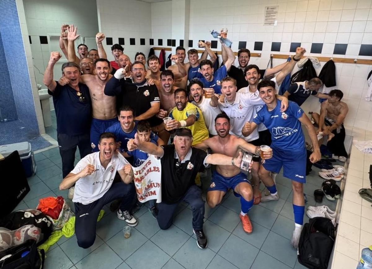 El Benigànim CF celebra la permanencia en la Lliga Comunitat