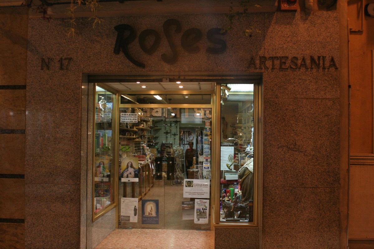 Roses vendía productos religiosos desde la calle Colón.