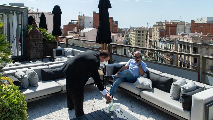 Un hombre se relaja en una terraza de Madrid.