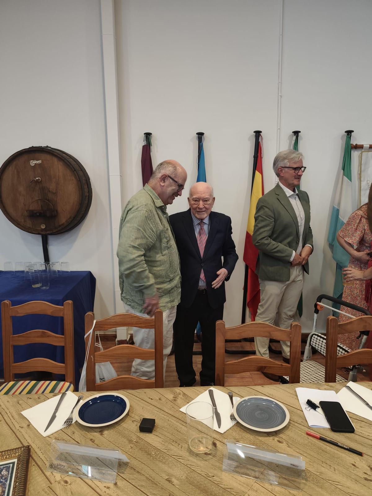 Por la izquierda Juan Alberto González, Florentino Martínez Roces y Marcos Niño, en el homenaje del pasado día 30 en Málaga.
