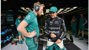 Alonso, en el box de su equipo en Monza