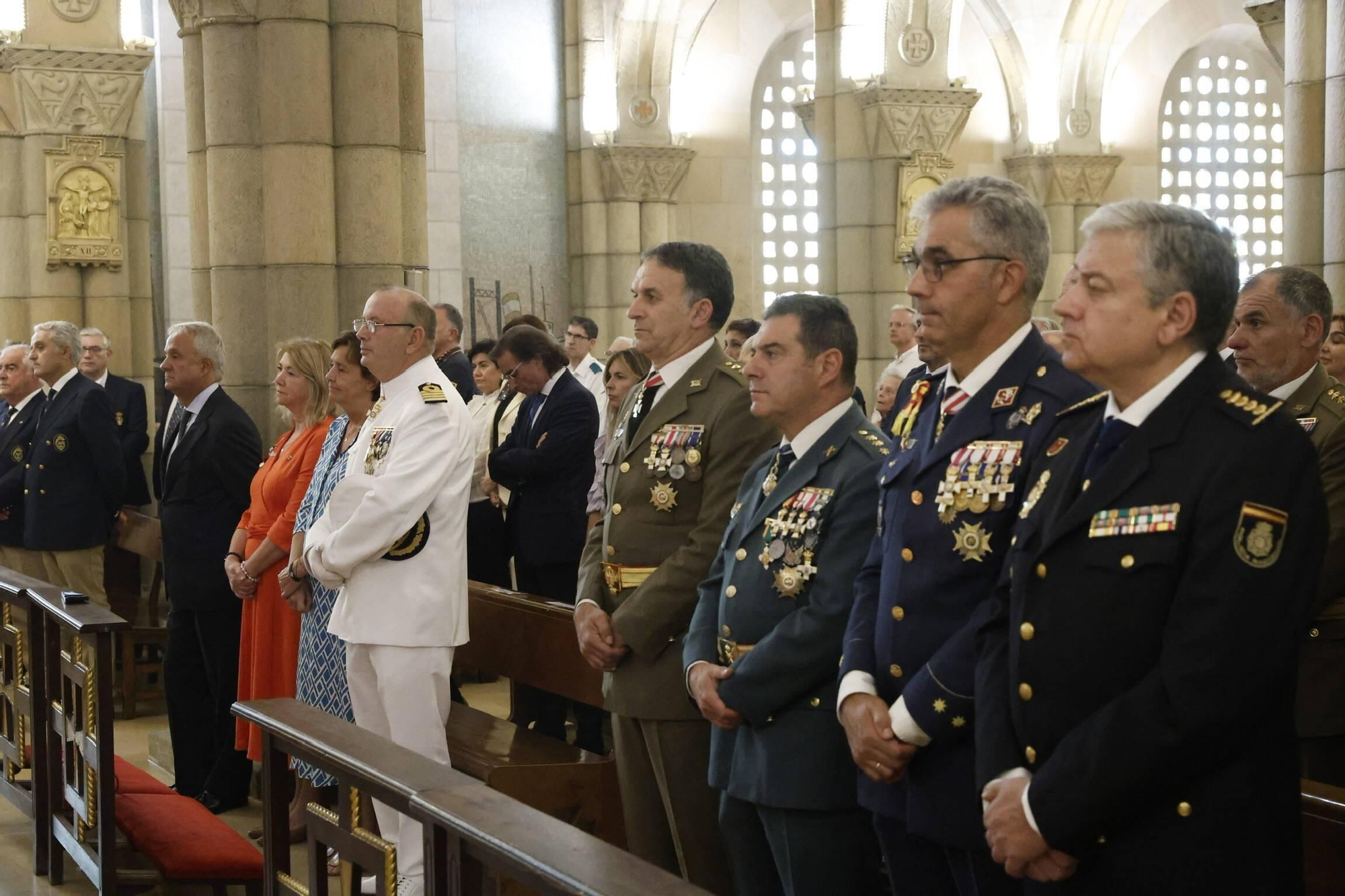 La misa con la Armada y la ofrenda floral del Carmen en Gijón, en imágenes