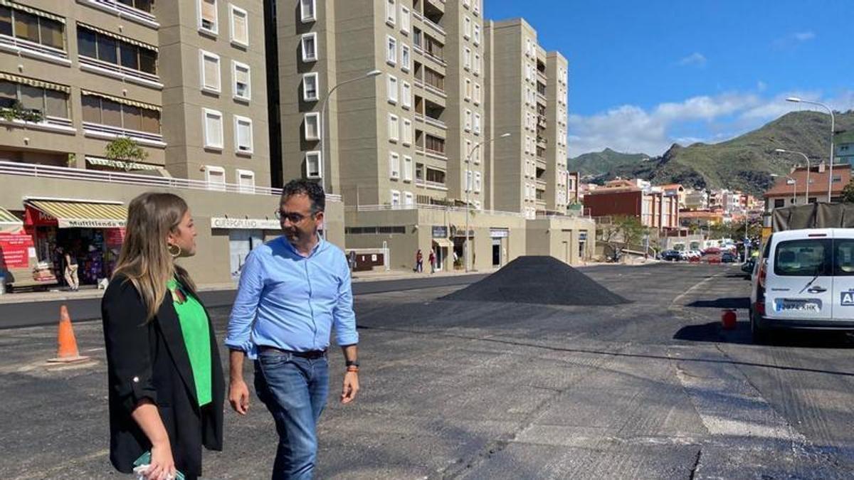 El concejal de Servicios Públicos, Carlos Tarife, visita una de las calles en las que ya ha intervenido el Ayuntamiento.