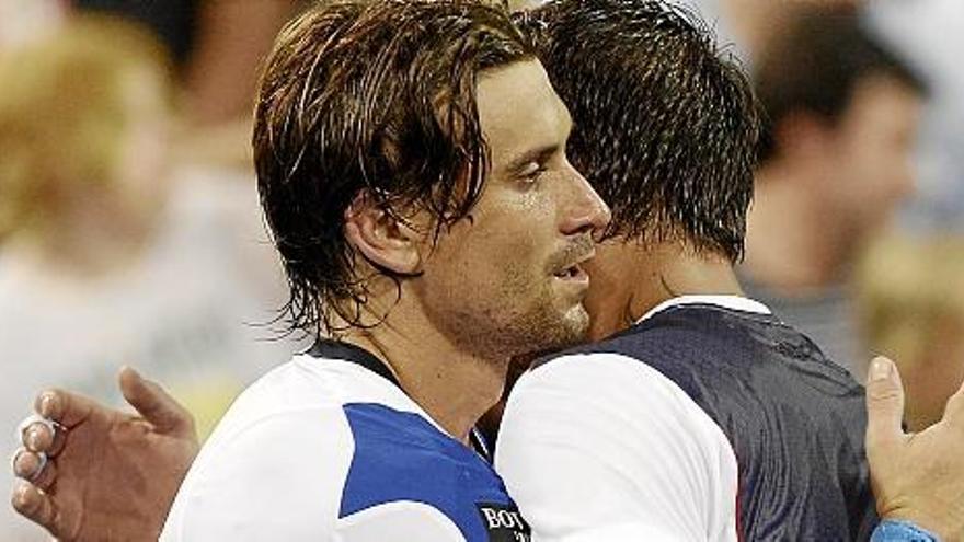 Ferrer abraza a Tipsarevic tras disputar el partido