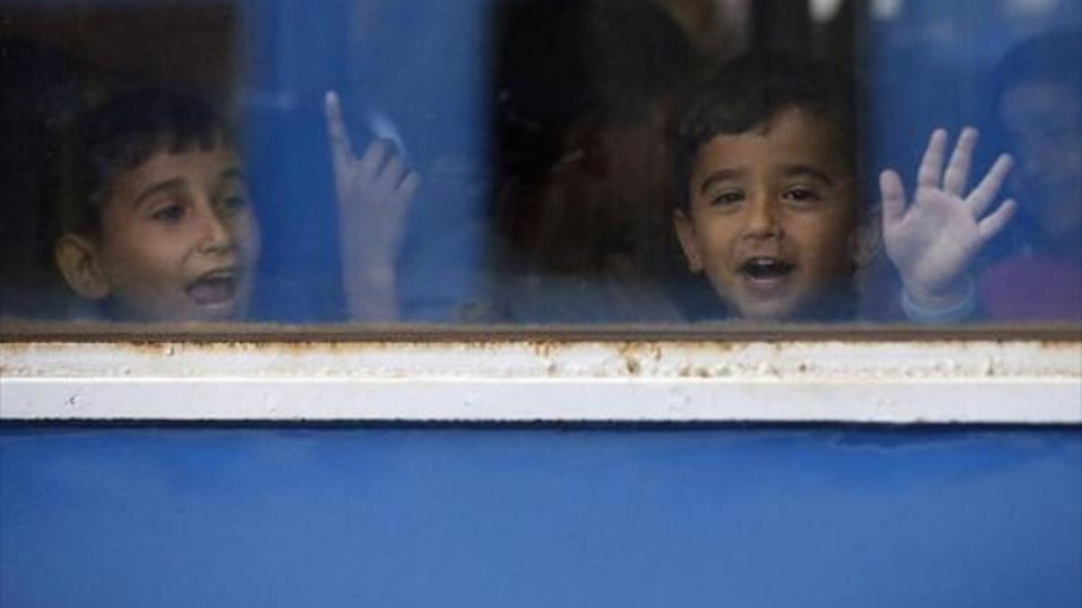 Adiós a Hungría 8 Dos niños sirios saludan desde la ventana del tren al partir hacia Austria y Alemania, ayer.