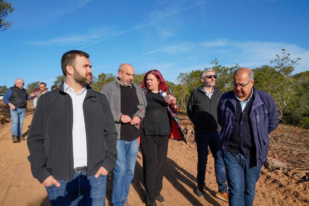 El alcalde de Cáceres y la consejera de Agricultura supervisan la limpieza de la Montaña