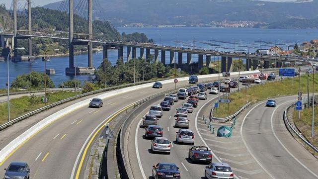 Retenciones en la AP-9 dirección Pontevedra a su paso por Rande. // Marta G. Brea