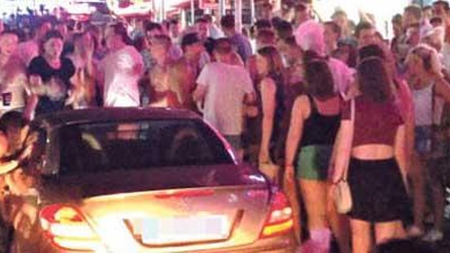 Escena de descontrol de turistas en Magaluf.