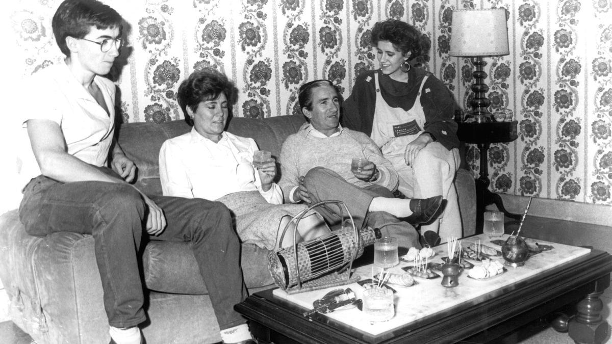 Carlos Pérez e Isolina Carrera, con sus hijos en casa el 9/12/1984