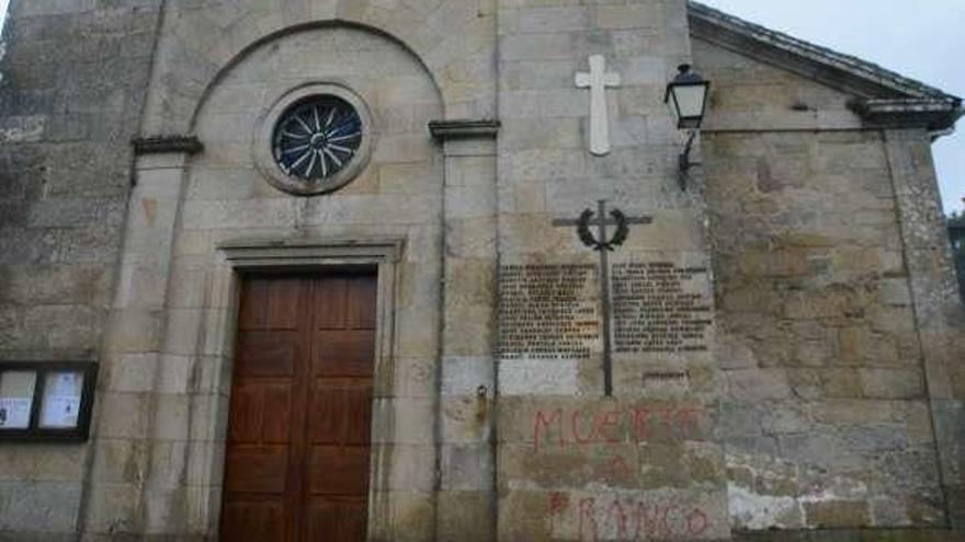 La pintada, ayer en la fachada de la iglesia de Bueu. // Gonzalo Núñez