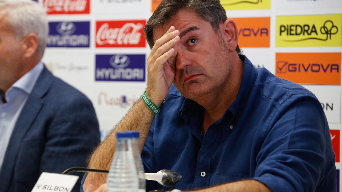 Javier González Calvo, visiblemente afectado, ayer en la despedida de Miguel Valenzuela como asesor deportivo del Córdoba CF.
