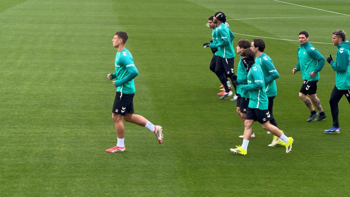 Nikita Doronins, delantero letón del Juvenil A del Betis, entrena a las órdenes de Manuel Pellegrini