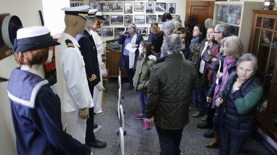 Los visitantes conocieron los distintos uniformes de la armada.