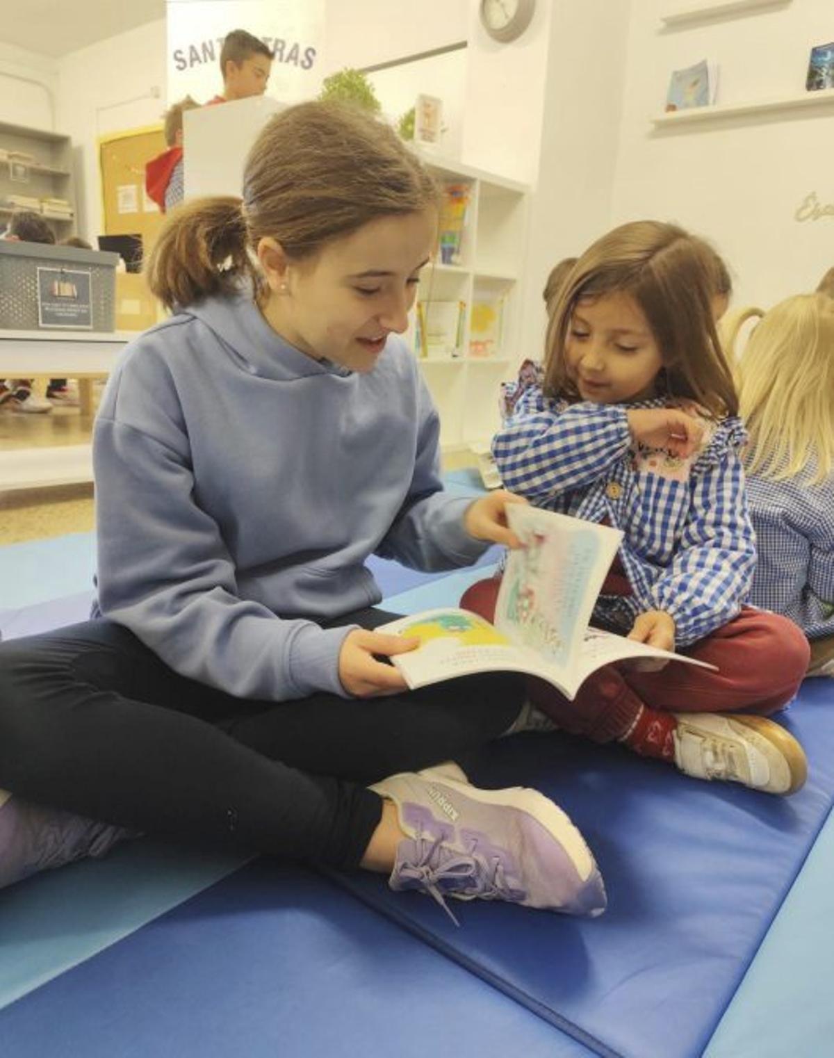 Un rapacín del Santiago Apóstol, con dos escolinos más mozos.