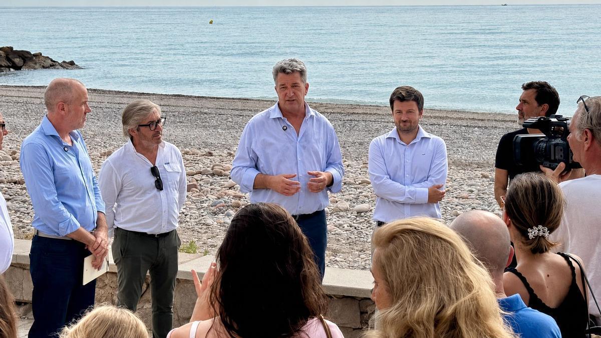 El vicepresidente tercero y conseller de Medio y Ambiente y Territorio, Vicente Martínez Mus, junto a miembros de su equipo durante el parlamento que ha dirigido a los vecinos.