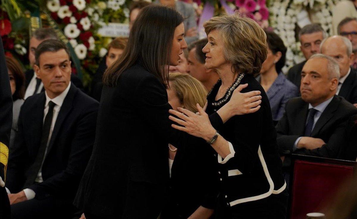 Irene Montero y María Luisa Carcedo, en la capilla ardiente de Rubalcaba.