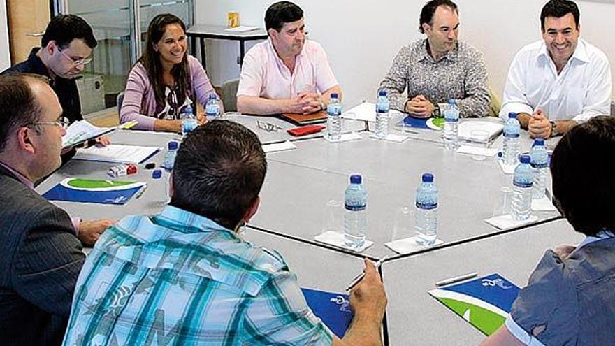 Reunión de los representantes del PP con la directiva del empresariado dezano, ayer, en la sede de la AED.