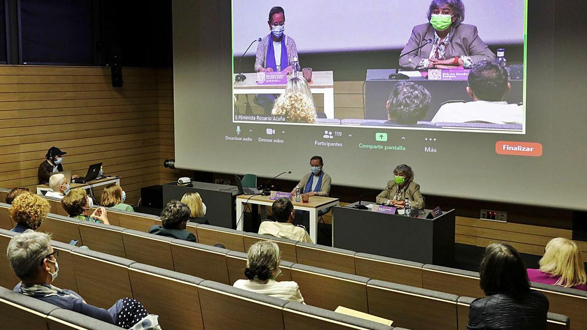 Amelia Valcárcel y Ana González, clausurando ayer las jornadas en la Escuela de Comercio. | Juan Plaza