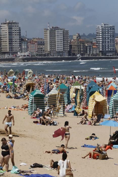 El primer fin de semana de verano llena las playas