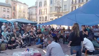 Los acampados por la vivienda en Málaga deciden esta tarde si continúan la protesta en la plaza de la Constitución