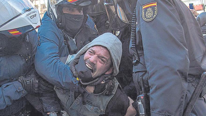 Momento de la detención de uno de los sancionados durante la manifestación en Cort.