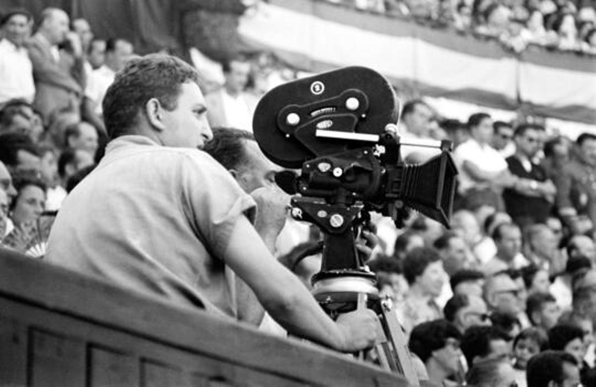 Un cámara del  NO-DO, en la plaza de toros de La Malagueta, en agosto de 1959