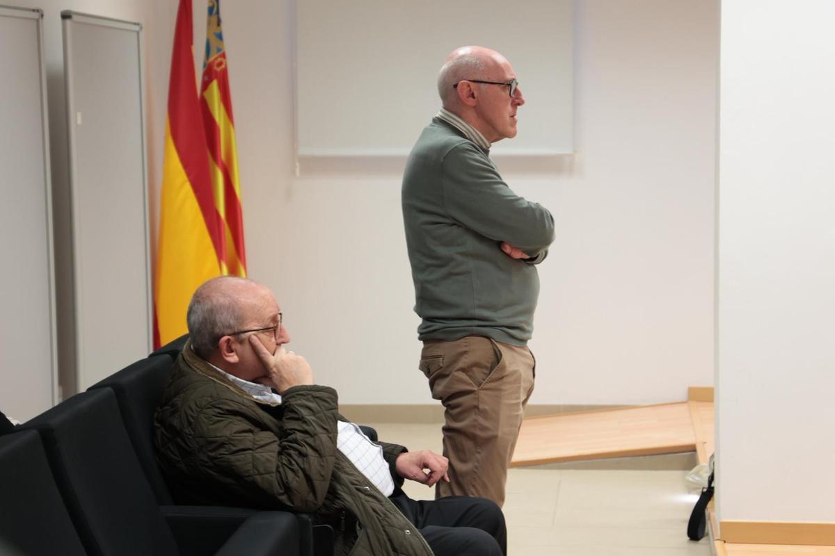 El extesorero, de pie, y el expresidente del asilo en la sala de vistas al inicio del juicio celebrado en la Audiencia.