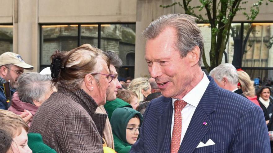 El gran duque de Luxemburgo saluda a unos niños.   | // EUROPA PRESS