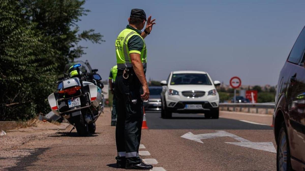 Un agent de la Guàrdia Civil parant un vehicle