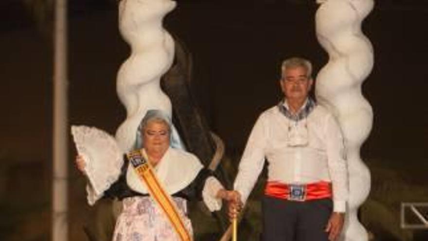 La Unió de Festers vivió anoche su día grande con el desfile multicolor .