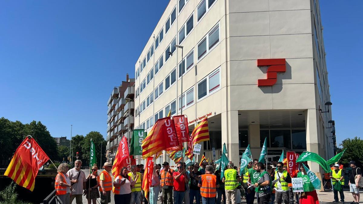 Un moment de la concentració davant Els sindicats es concentren davant l’INSS.