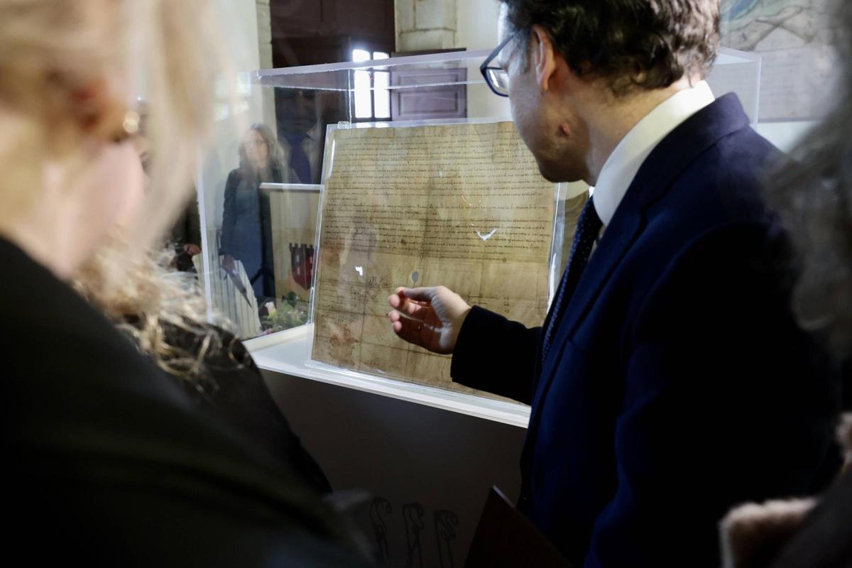 Exhibición del documento fundacional del cenobio de San Salvador de Cornellana