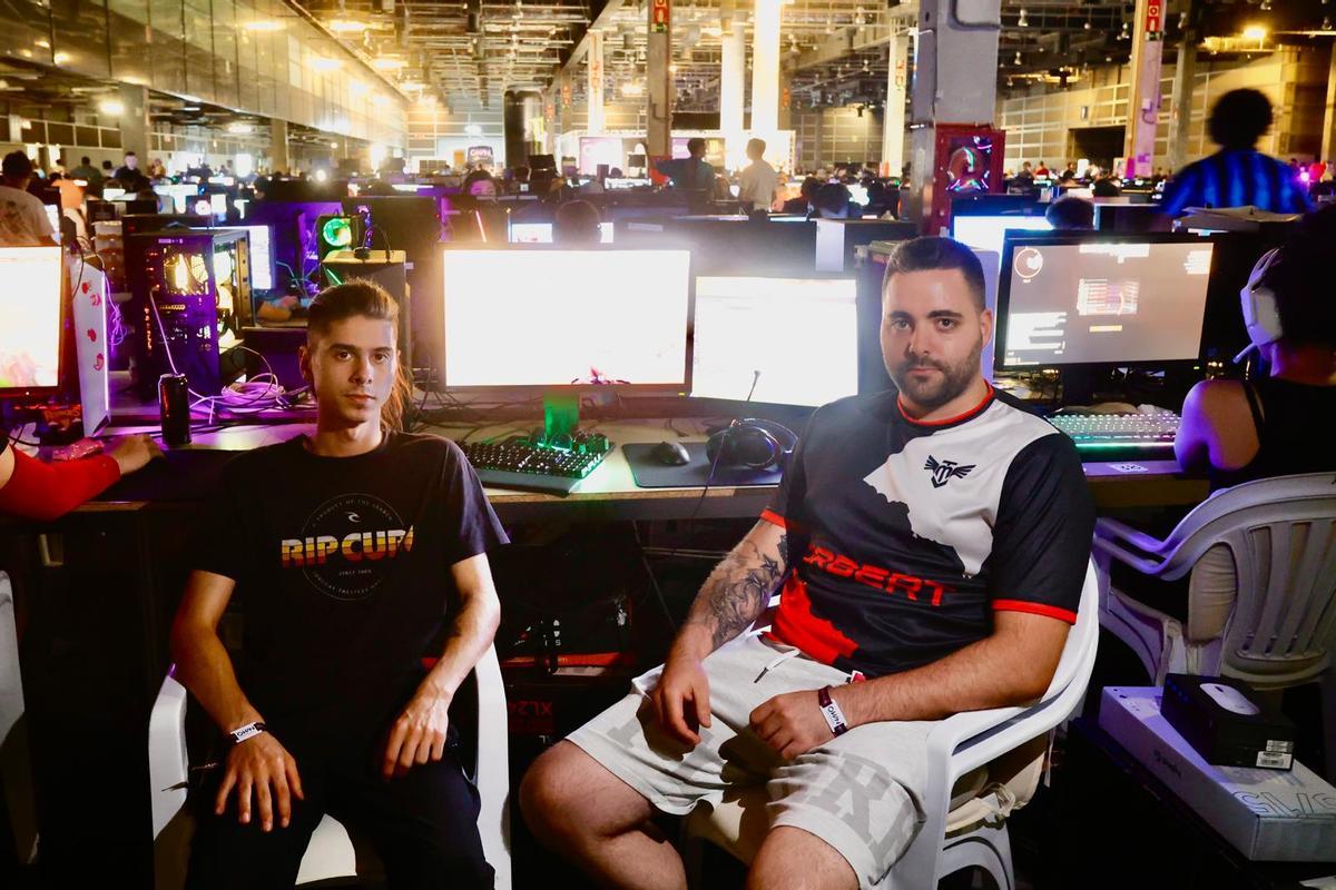 Martín y Adrián, en su zona 'gamer' del OWN.