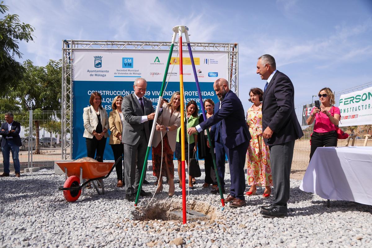Primera piedra de otras dos promociones en el futuro barrio de VPO en Málaga.