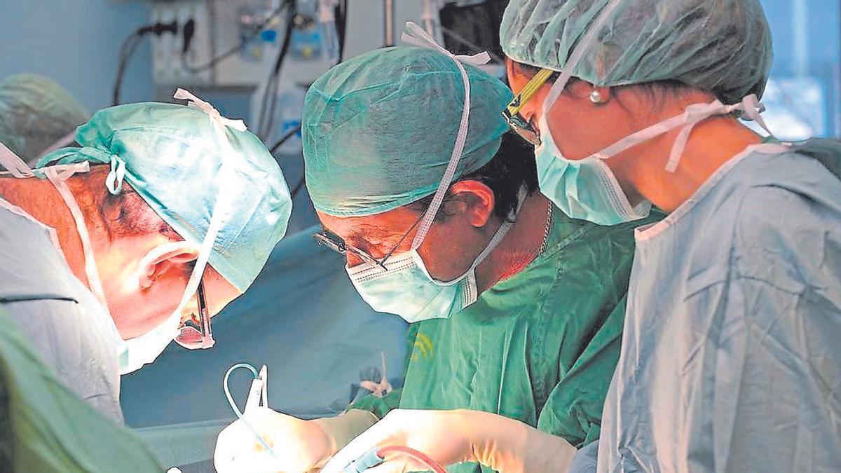 Profesionales de un hospital gallego, durante un trasplante.