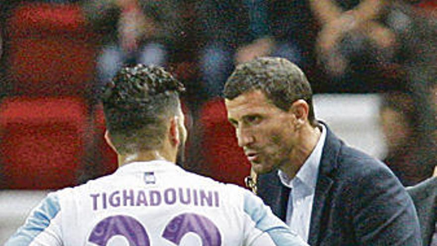 Javi Gracia habla con Tighadouini. j. j.