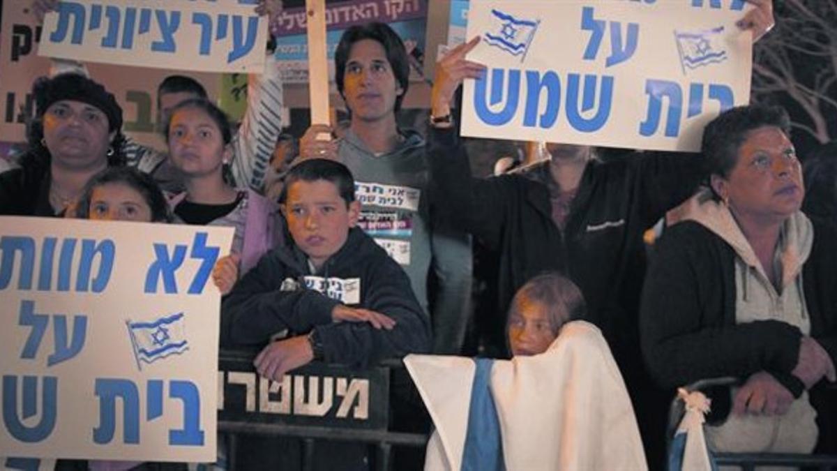 Un momento de la protesta de miles de ciudadanos isralís contra la discriminación de las mujeres, ayer en la localidad de Beit Shemesh, cerca de Jerusalén.