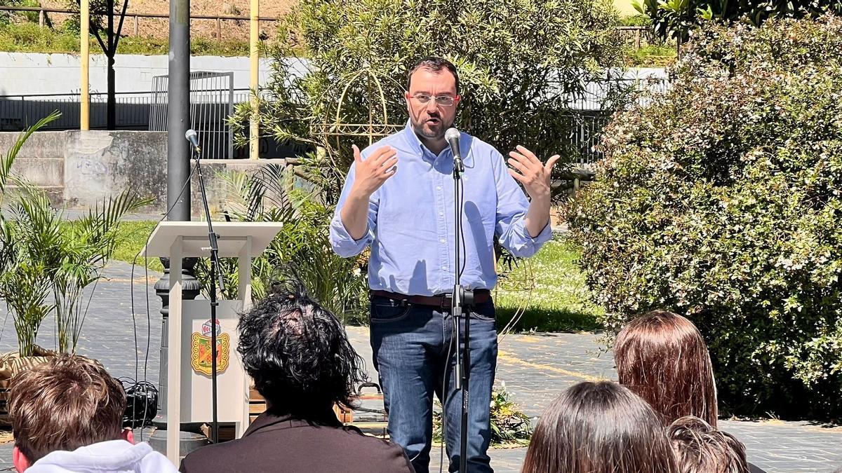 Adrián Barbón, durante su interveción en un acto de jóvenes en Grado.