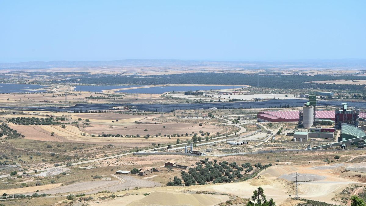Vista general de los terrenos donde se ubicaba la central térmica de Andorra, donde ahora están instaladas dos plantas fotovoltaicas de Endesa.