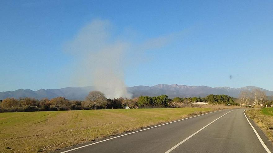 Incendi agrícola a Mollet de Peralada