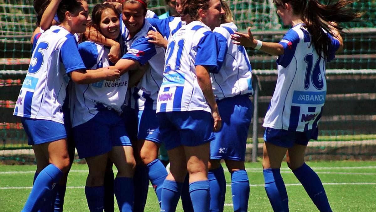 Las jugadoras del Sárdoma celebran uno de sus tres goles al Llanera. |  // A.O.