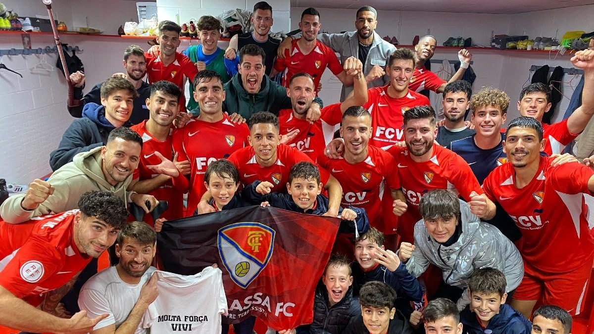 Los jugadores del Terrassa celebran la victoria ante el Olot (2-0)