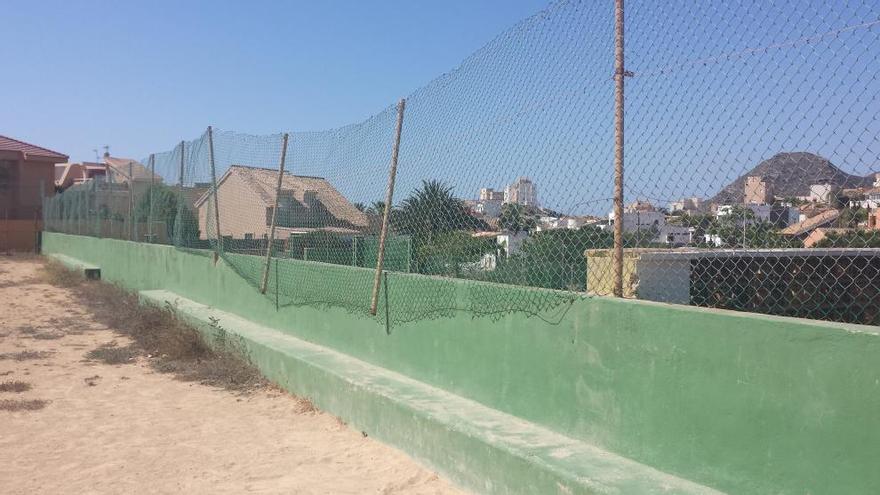 Desperfectos en pistas deportivas de la costa.