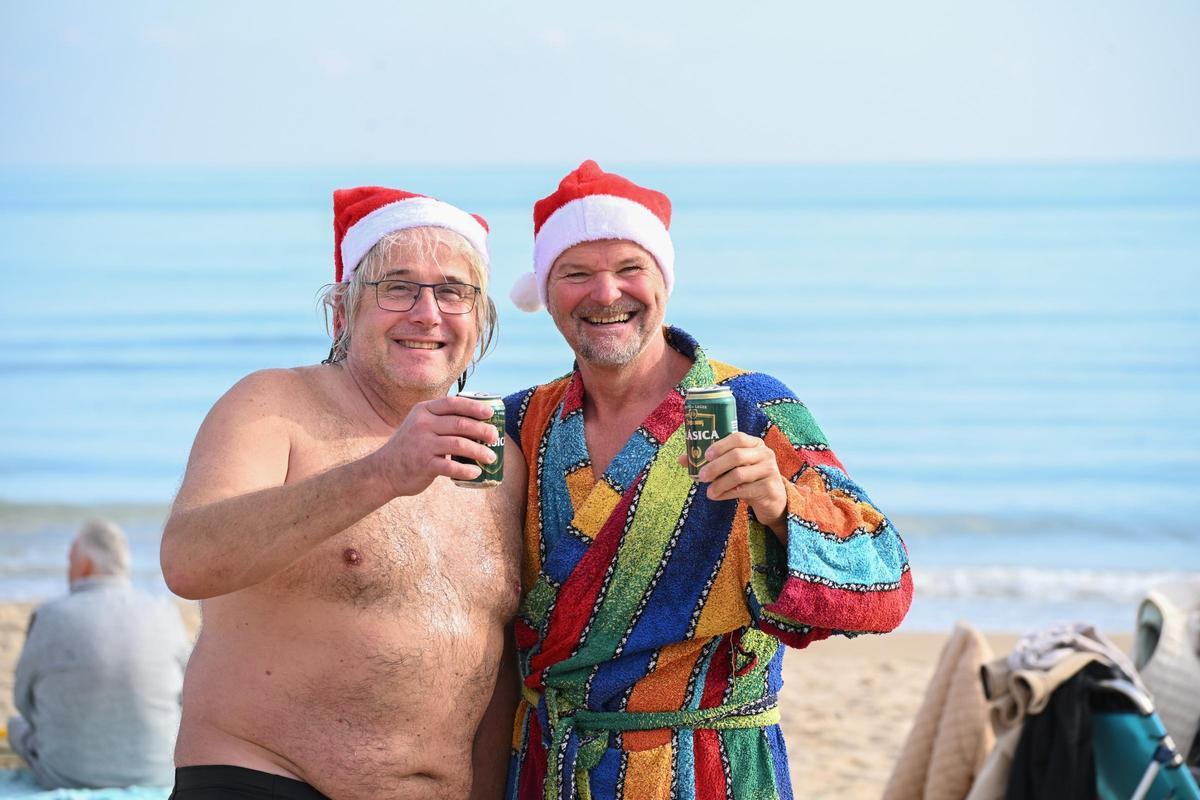 Cientos de personas celebran el Año Nuevo en la playa de La Marina disfrutando del buen tiempo