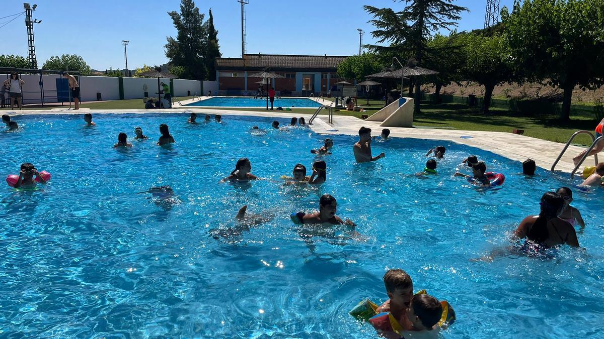 Numerosos niños se bañan en una piscina municipal de la Región.