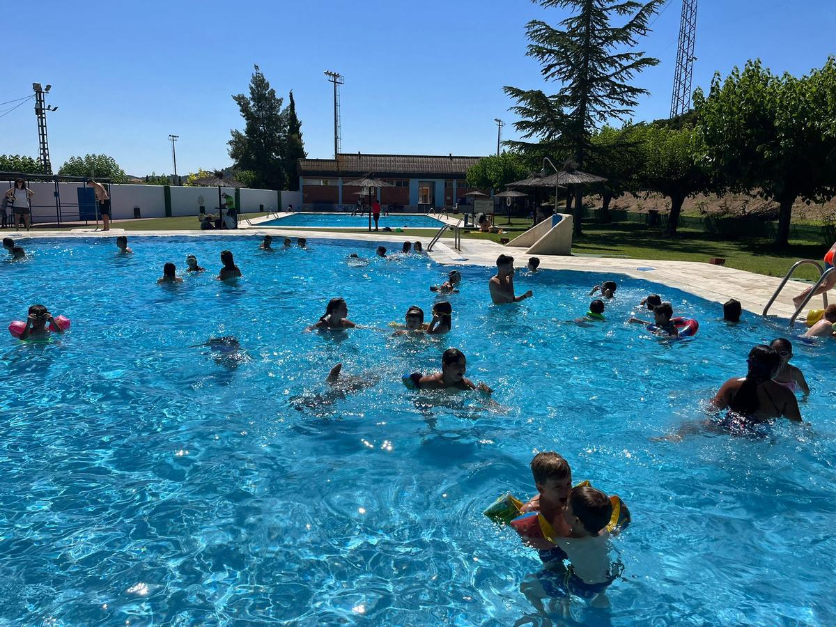 Actividades en la piscina municipal de Cehegín