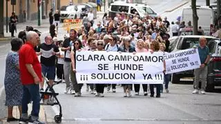 Más de 200 vecinos de Clara Campoamor en Elche reclaman una solución inmediata para los socavones y grietas en su calle y edificios