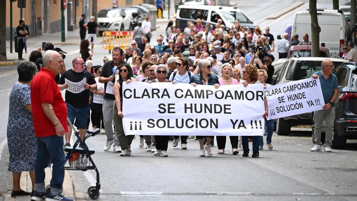 Los vecinos de Clara Campoamor en Elche piden "solución ya" a los hundimientos y socavones de la calle