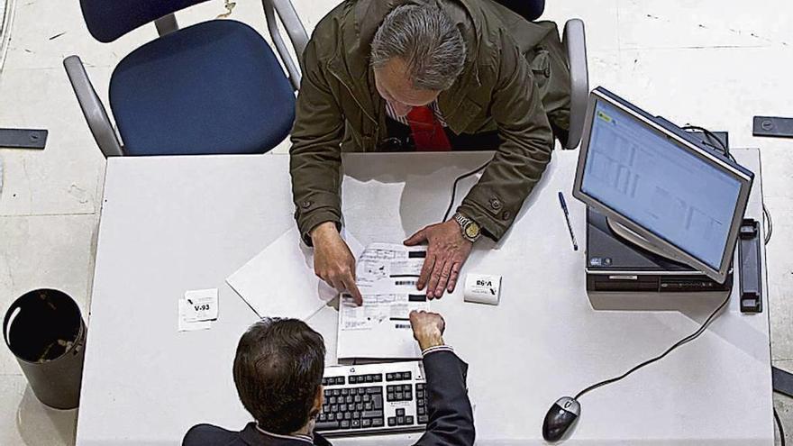 Un hombre en las oficinas de Hacienda.