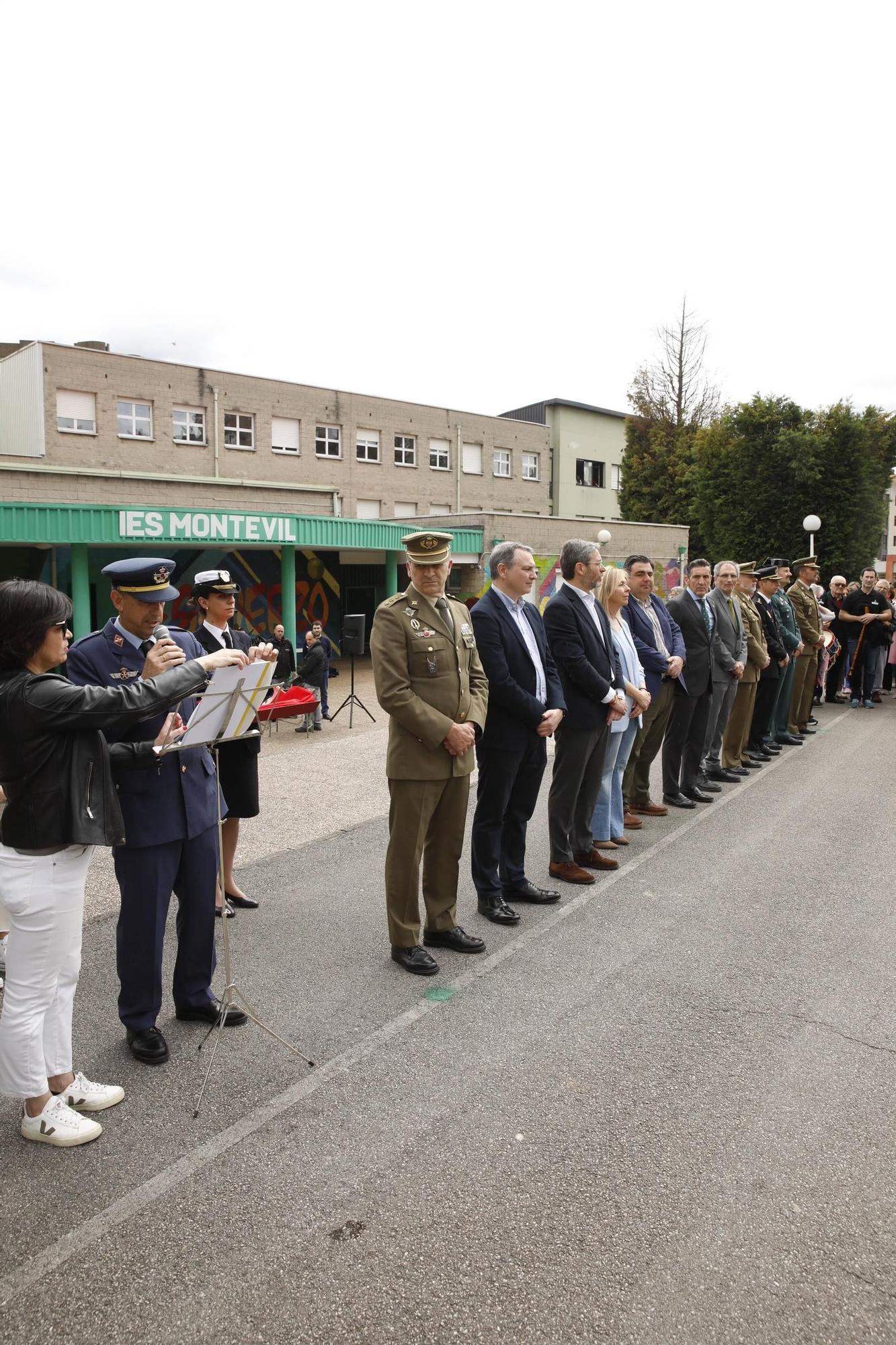 En imágenes: El IES Montevil iza la bandera nacional, un "símbolo de unidad e integridad"